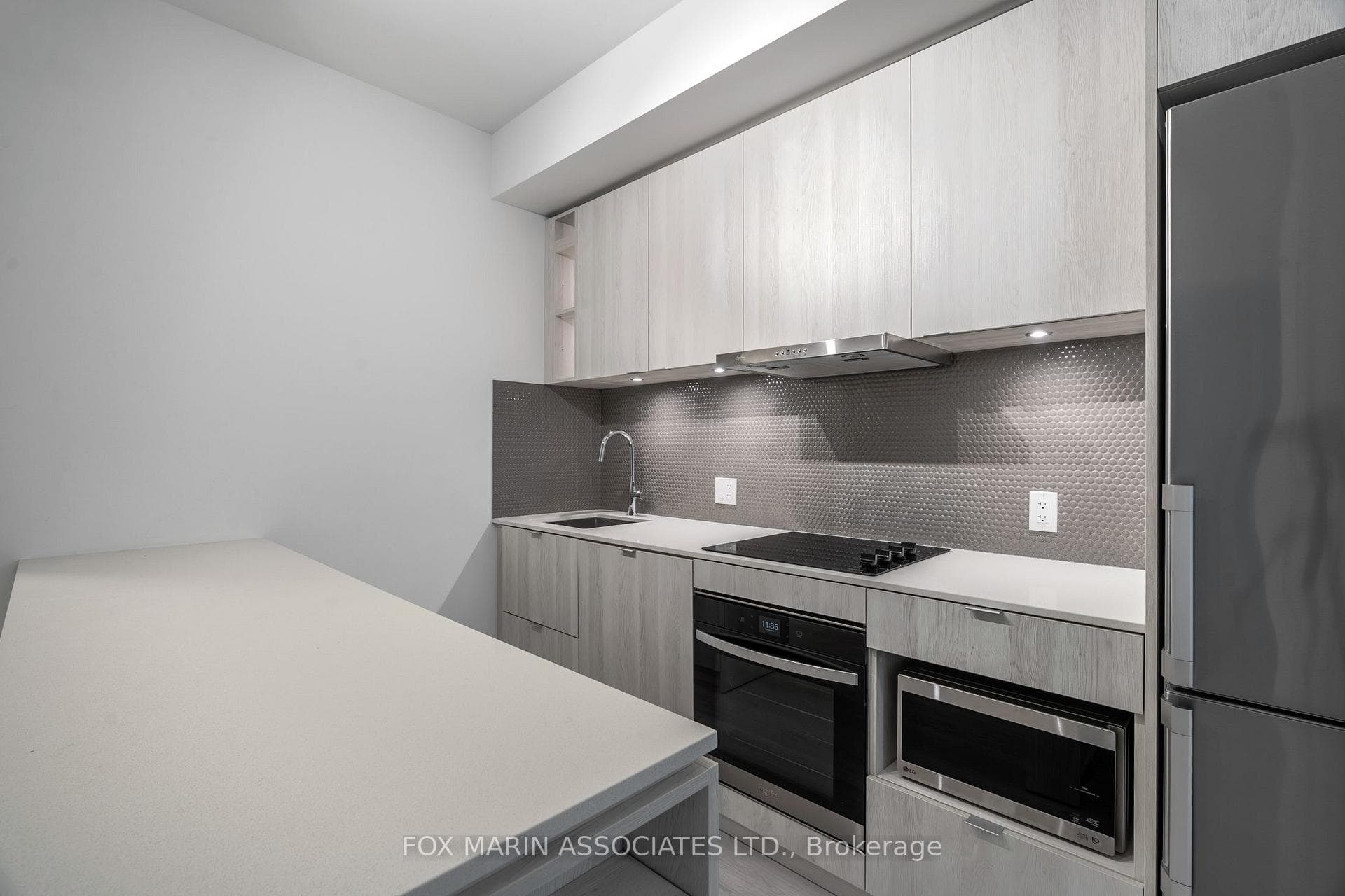 11 Yorkville Avenue Unit 802 photo 6