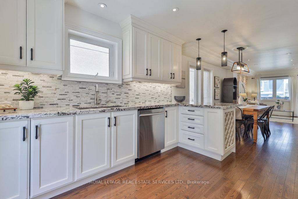 124 Coxwell Avenue photo 9