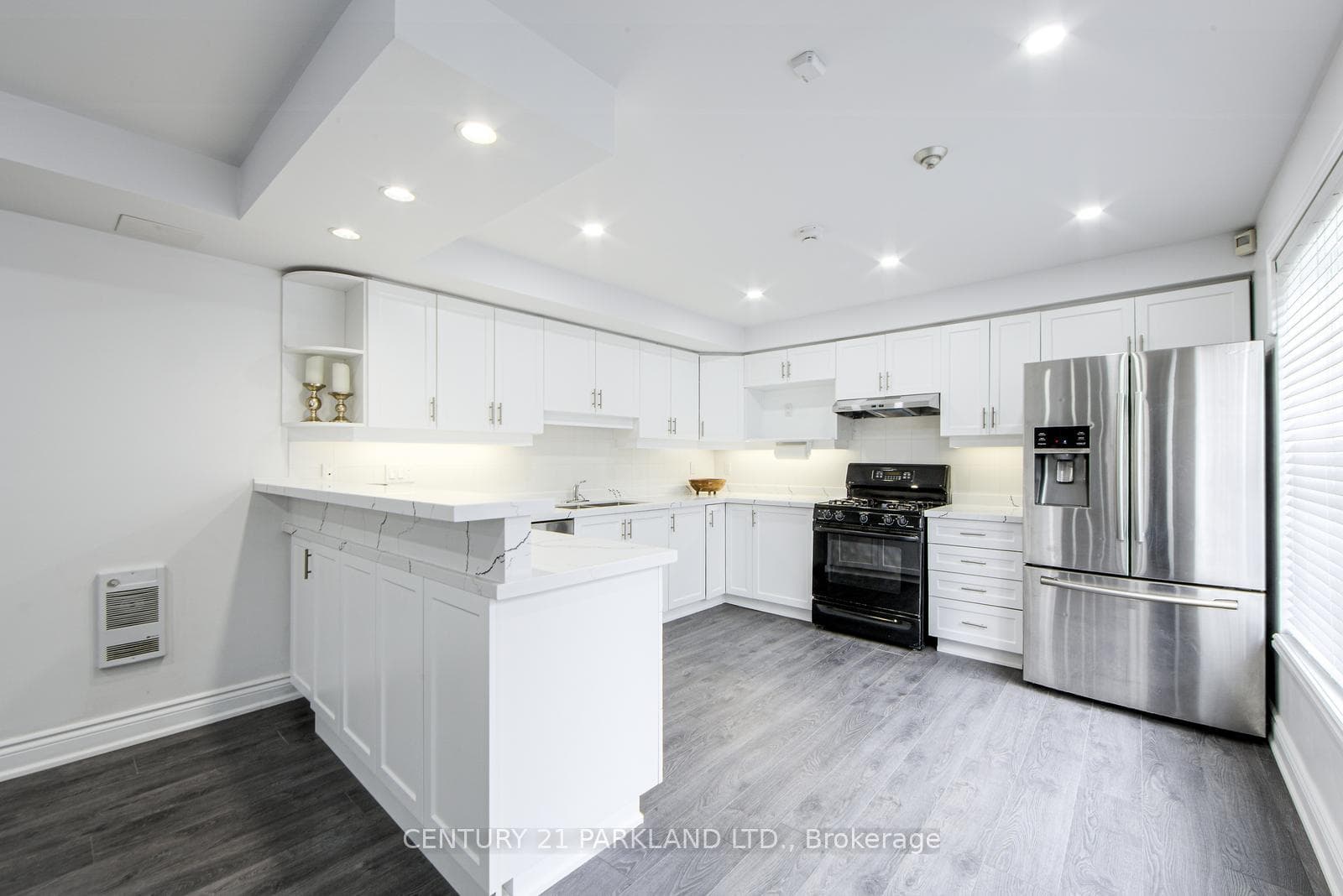 Second Kitchen w Breakfast Bar