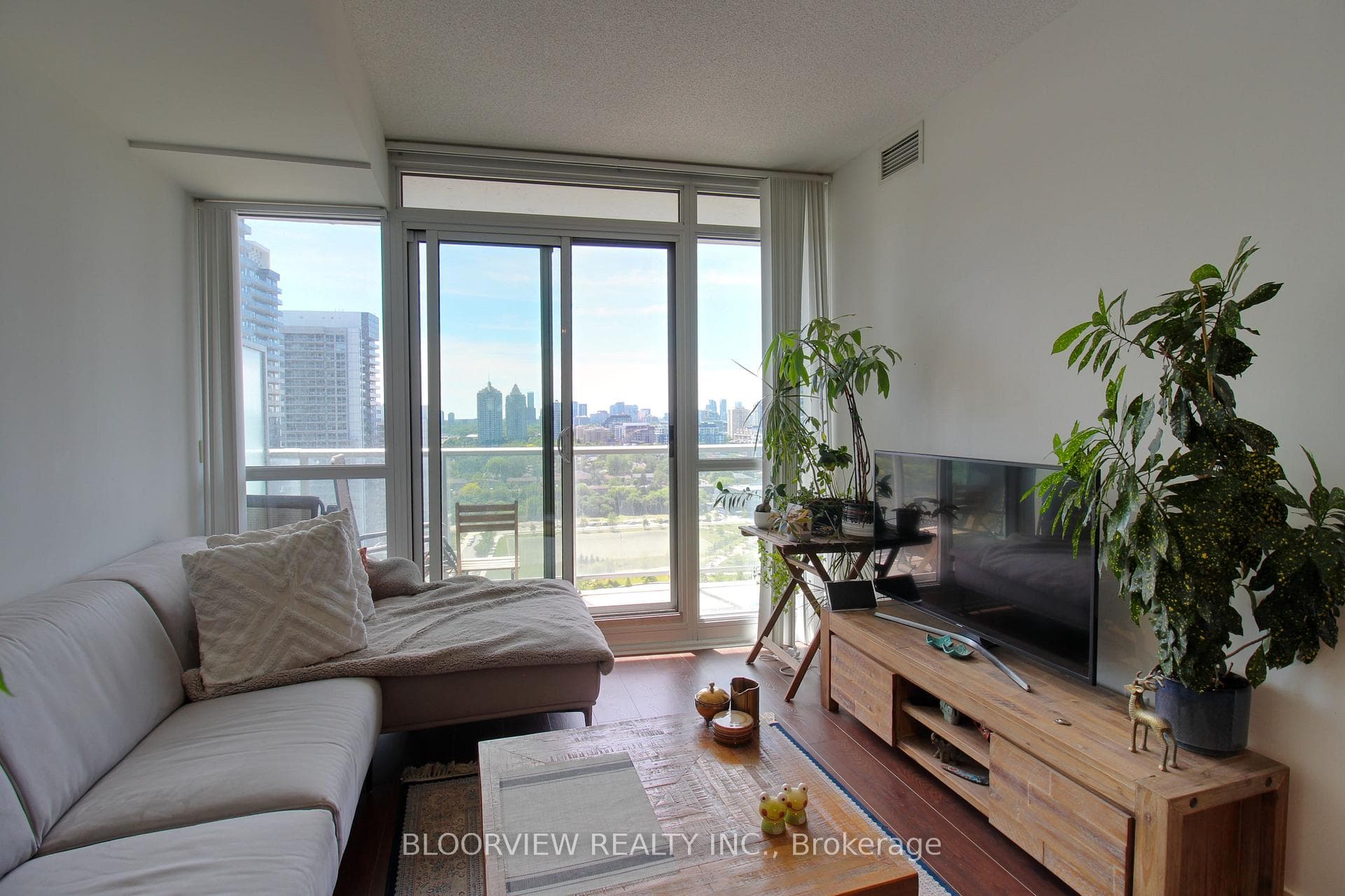 121 Mcmahon Drive Unit 2810 photo 6