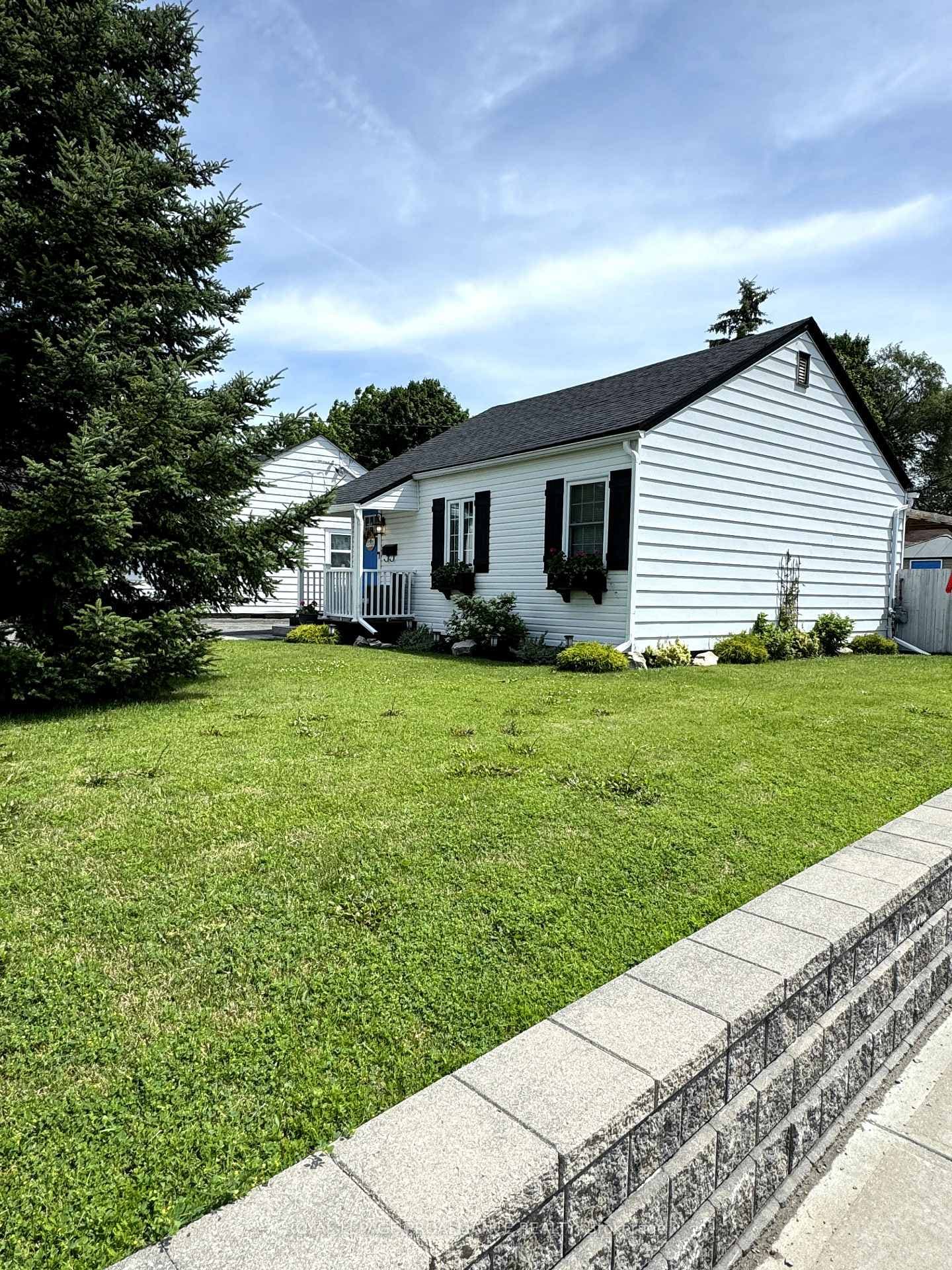 1 Kerr Crescent photo 2