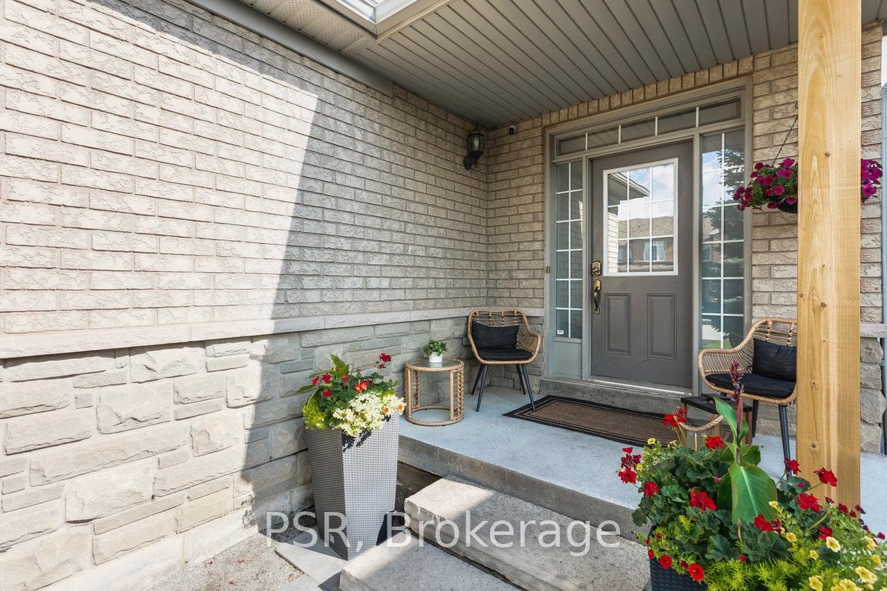 2136 Redstone Crescent photo 2