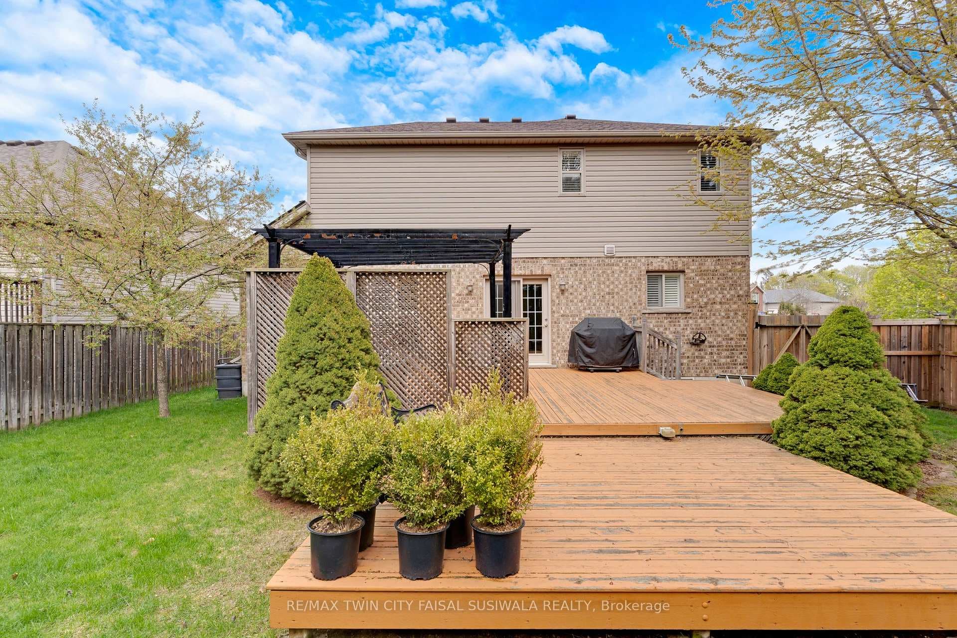 235 Dundas Street photo 4