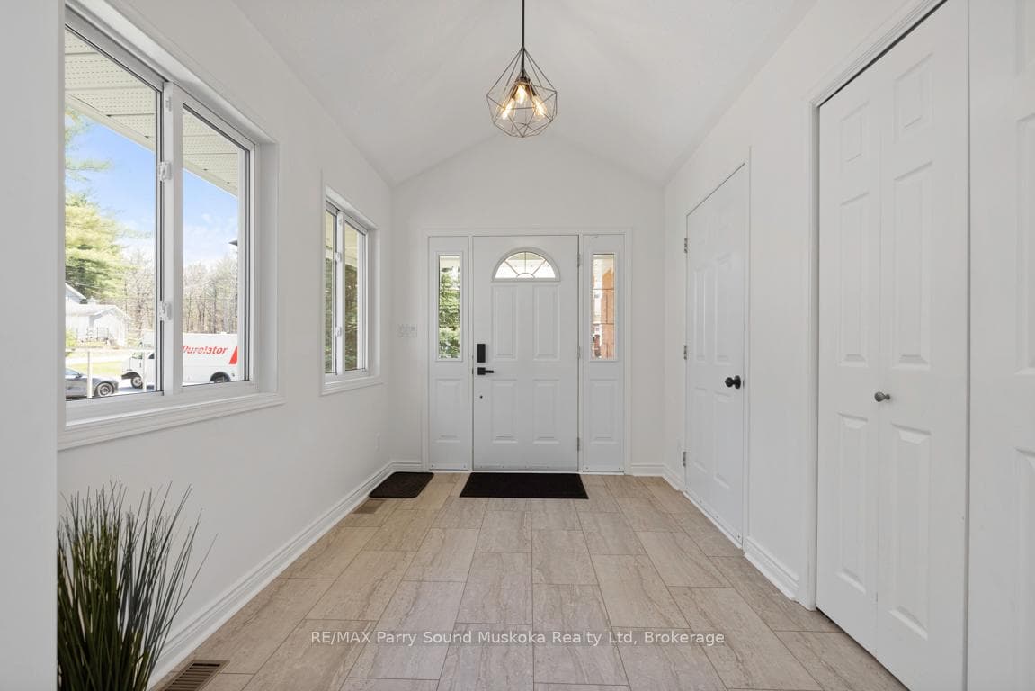Spacious & Bright foyer w walk-in closet