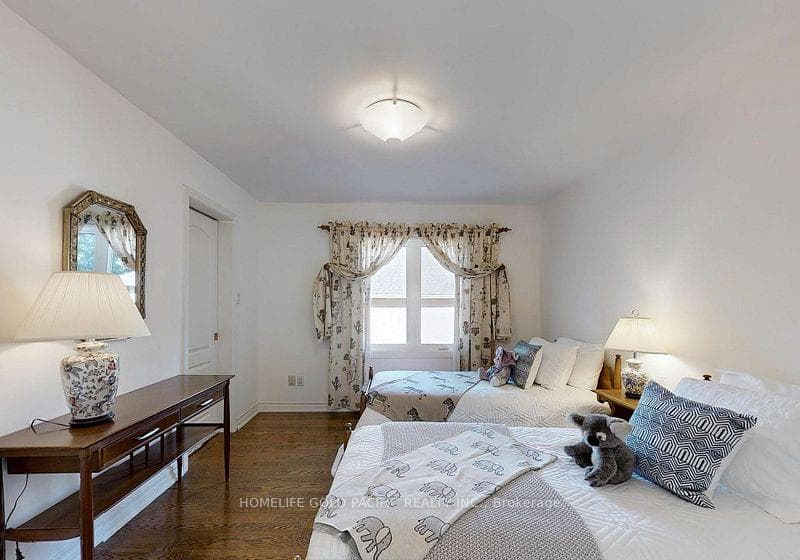 36 Hillholm Boulevard photo 11