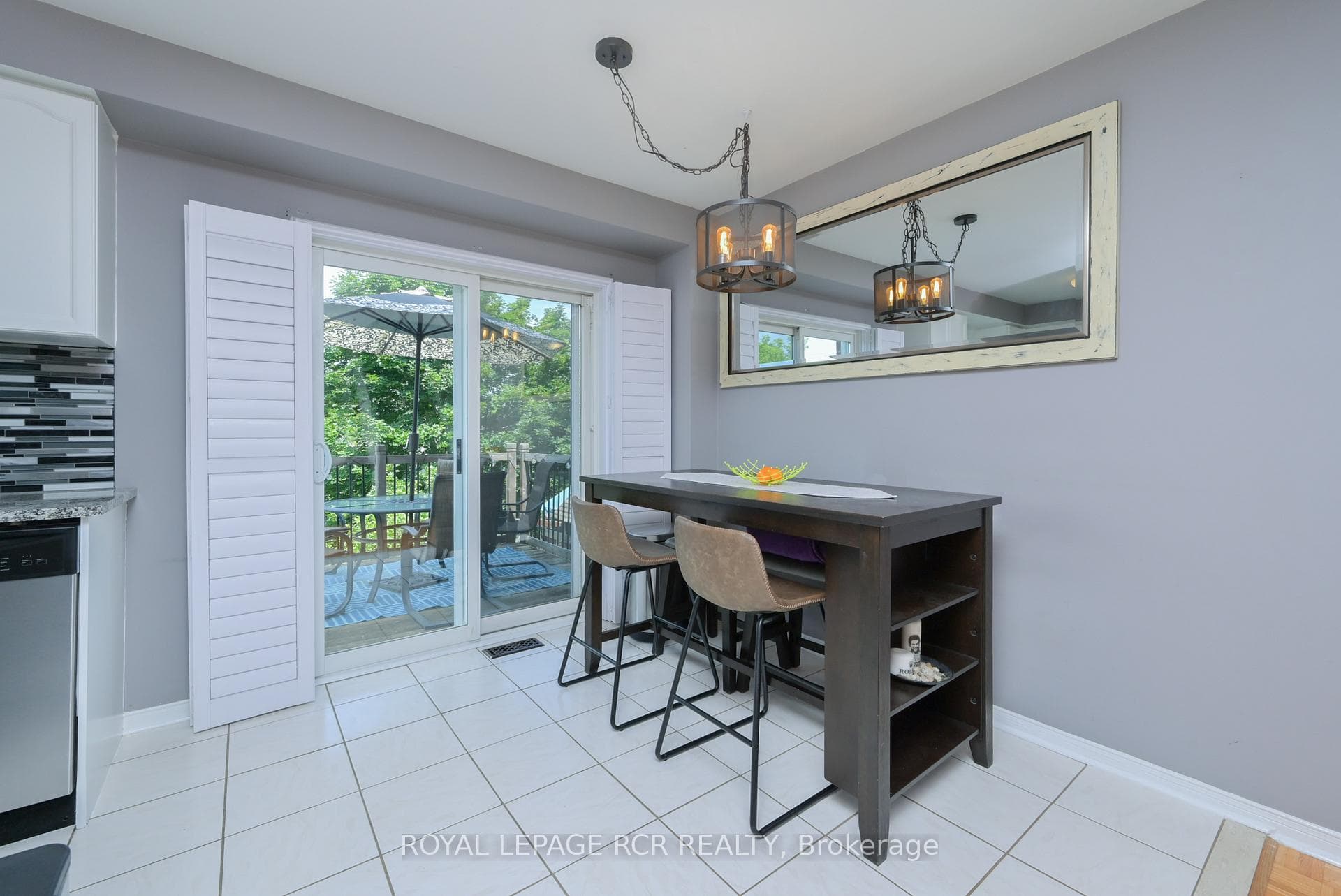 82 Senator Way photo 16