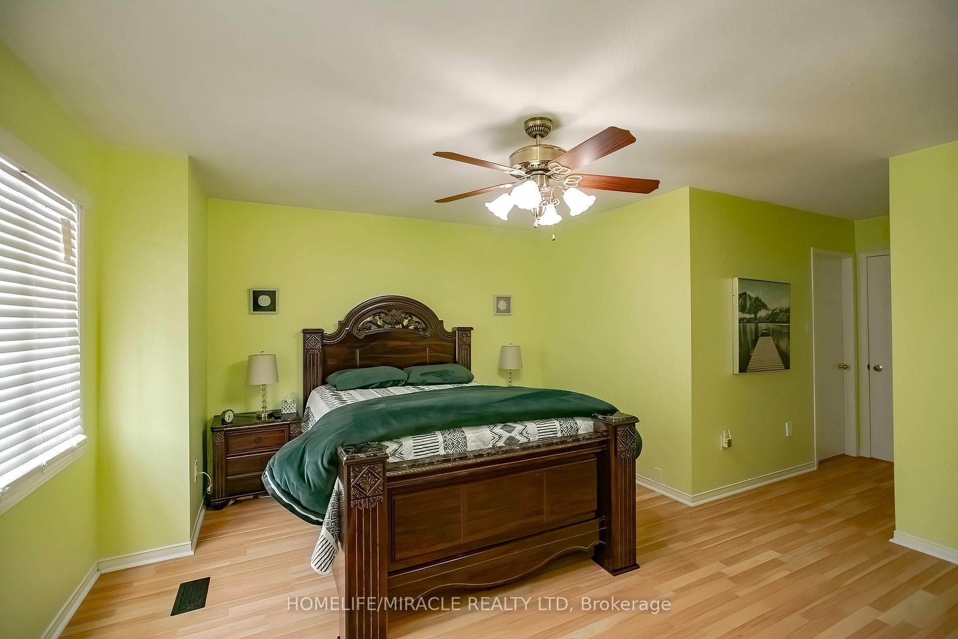 61 LAURAGLEN Crescent photo 26