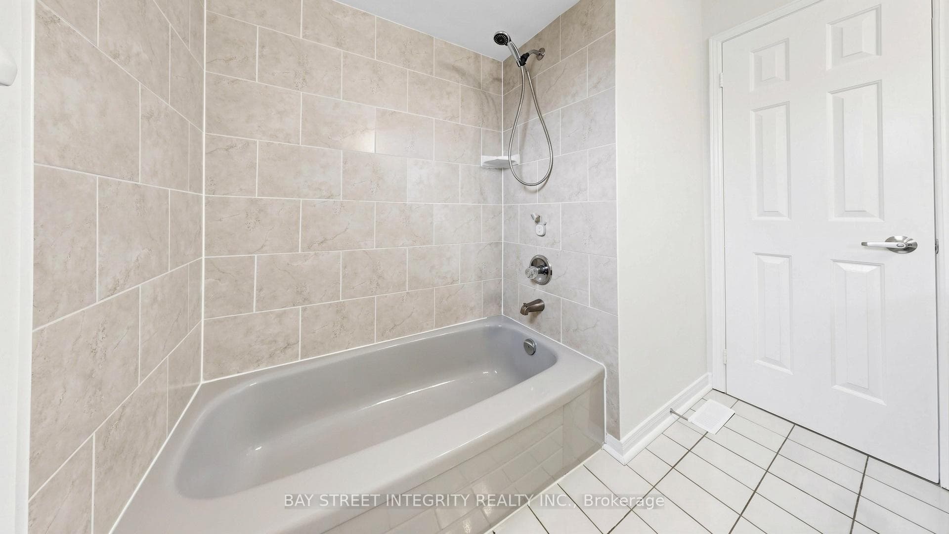158 Largo Crescent photo 34