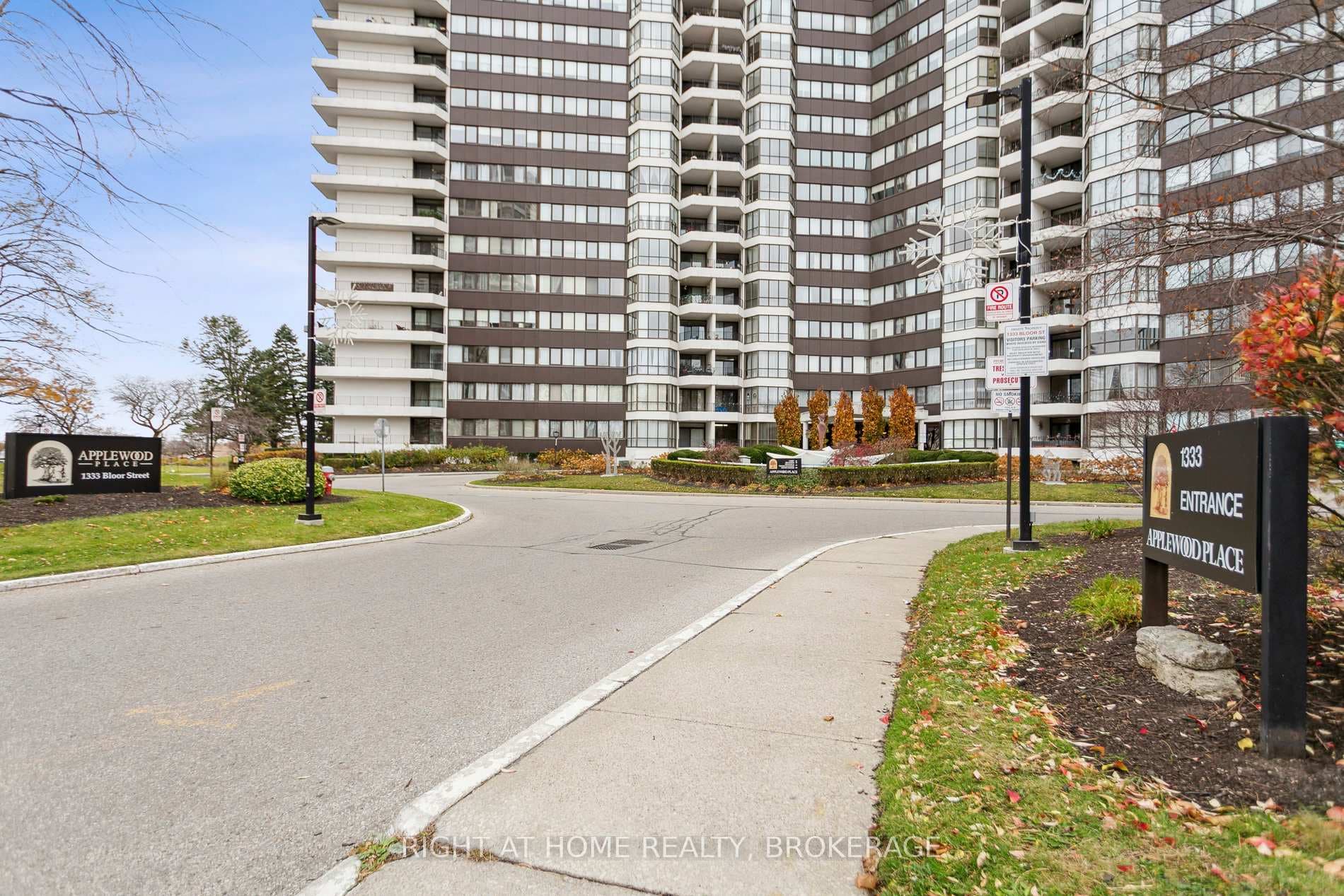 1333 Bloor Street Unit 901 photo 4