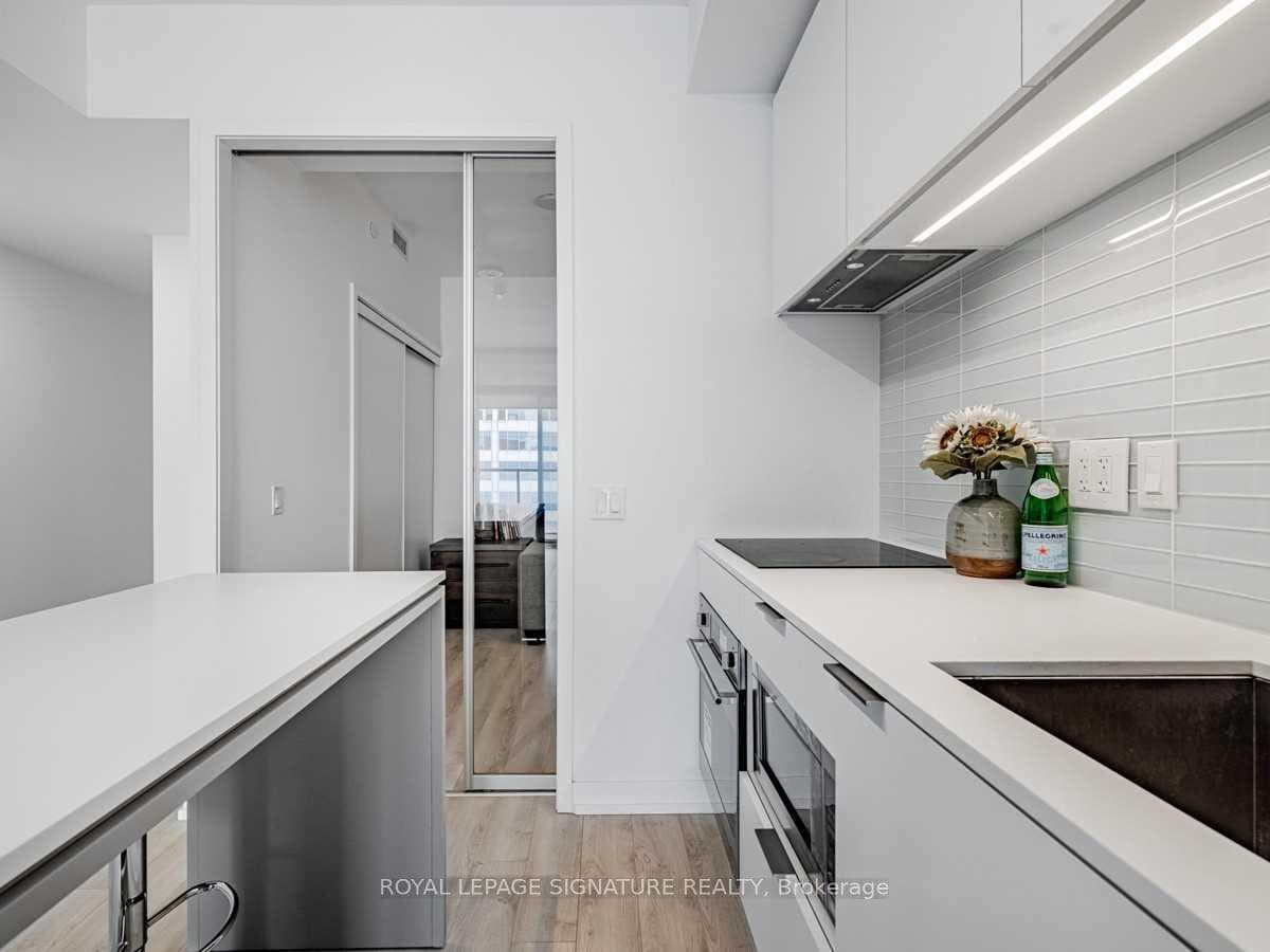 33 Helendale Avenue Unit 707 photo 8