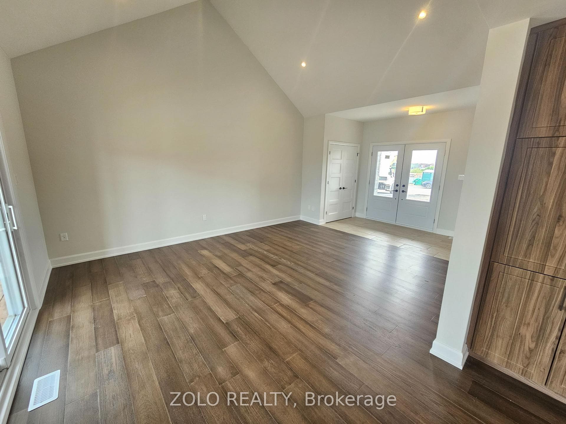 752 WALTON Street photo 2