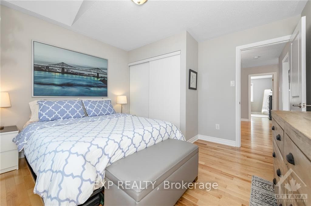 415 MEADOWHAWK Crescent photo 22