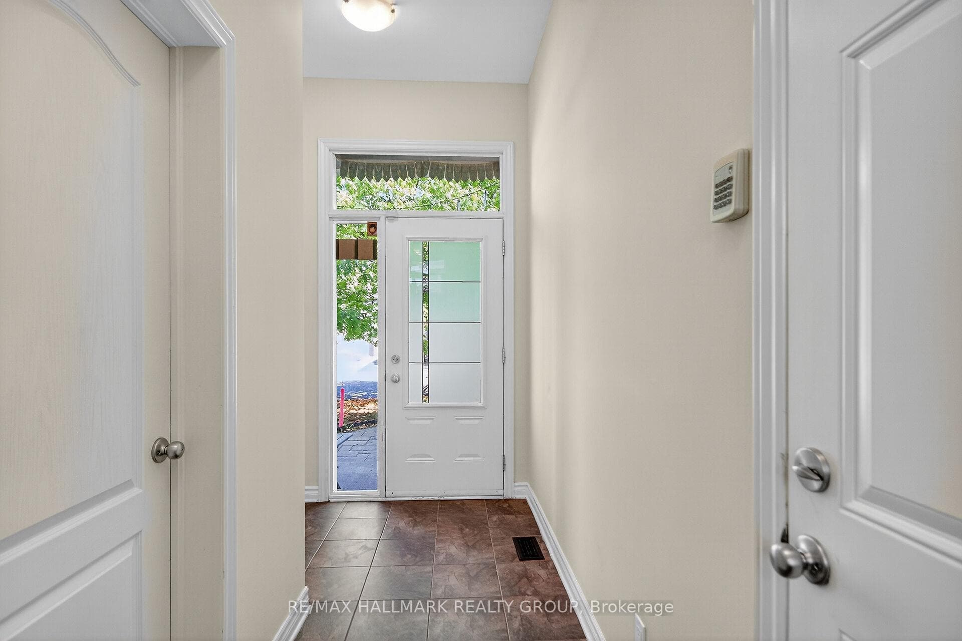 272 Broxburn Crescent photo 3