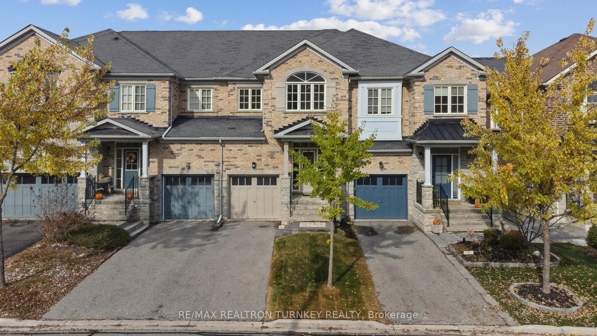 Meticulously Maintained Home w 3 Vehicle Parking!