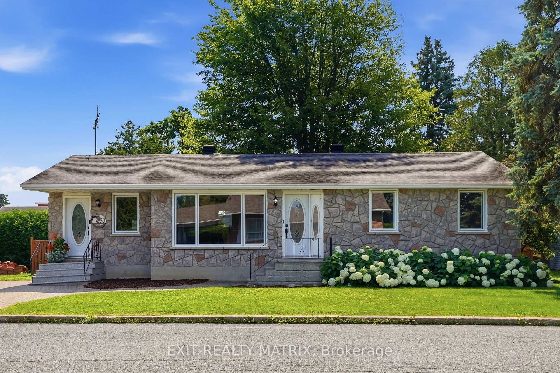 693 Cartier Street photo 3