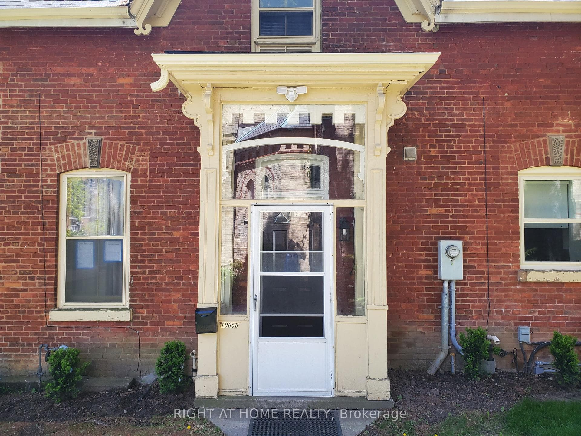 10058 Yonge Street photo 2