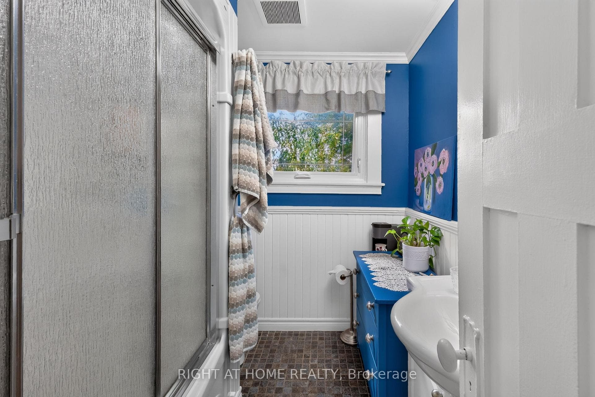 327 Wellington Street photo 20