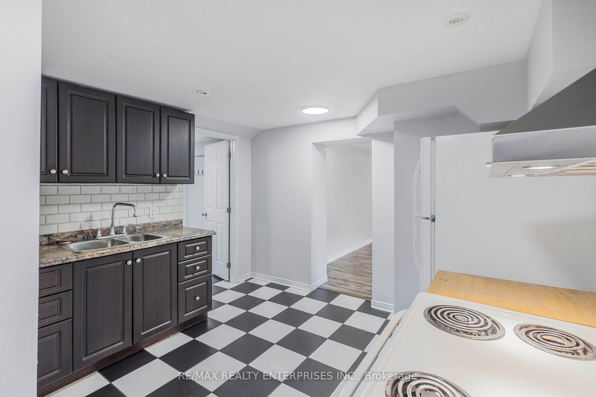 218 Wellington Street photo 20