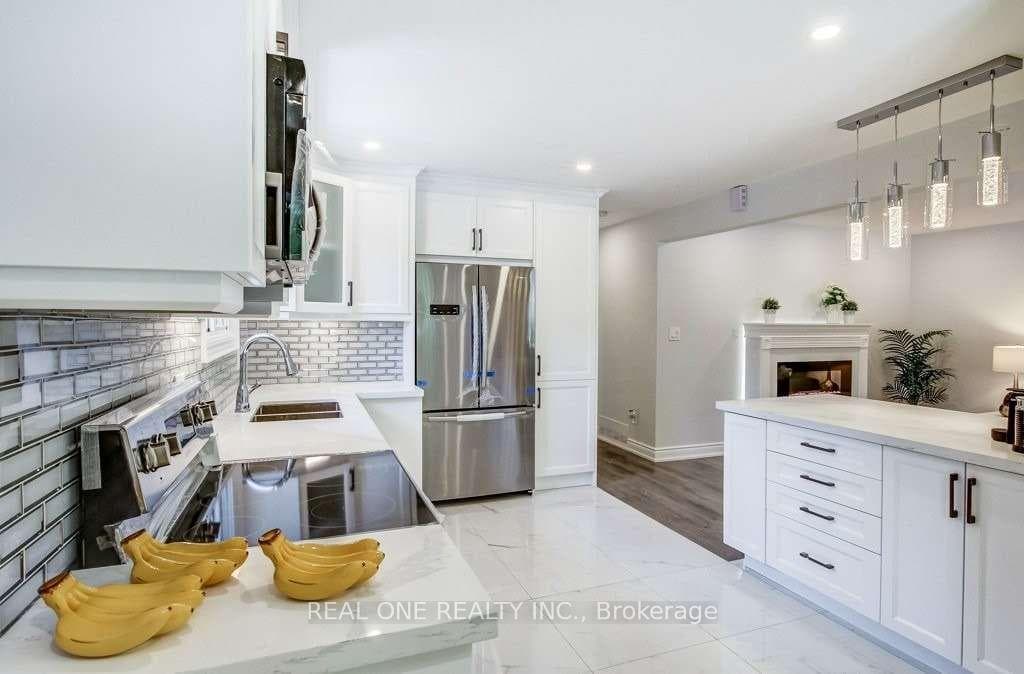 180 Manning Avenue Unit Upper photo 9