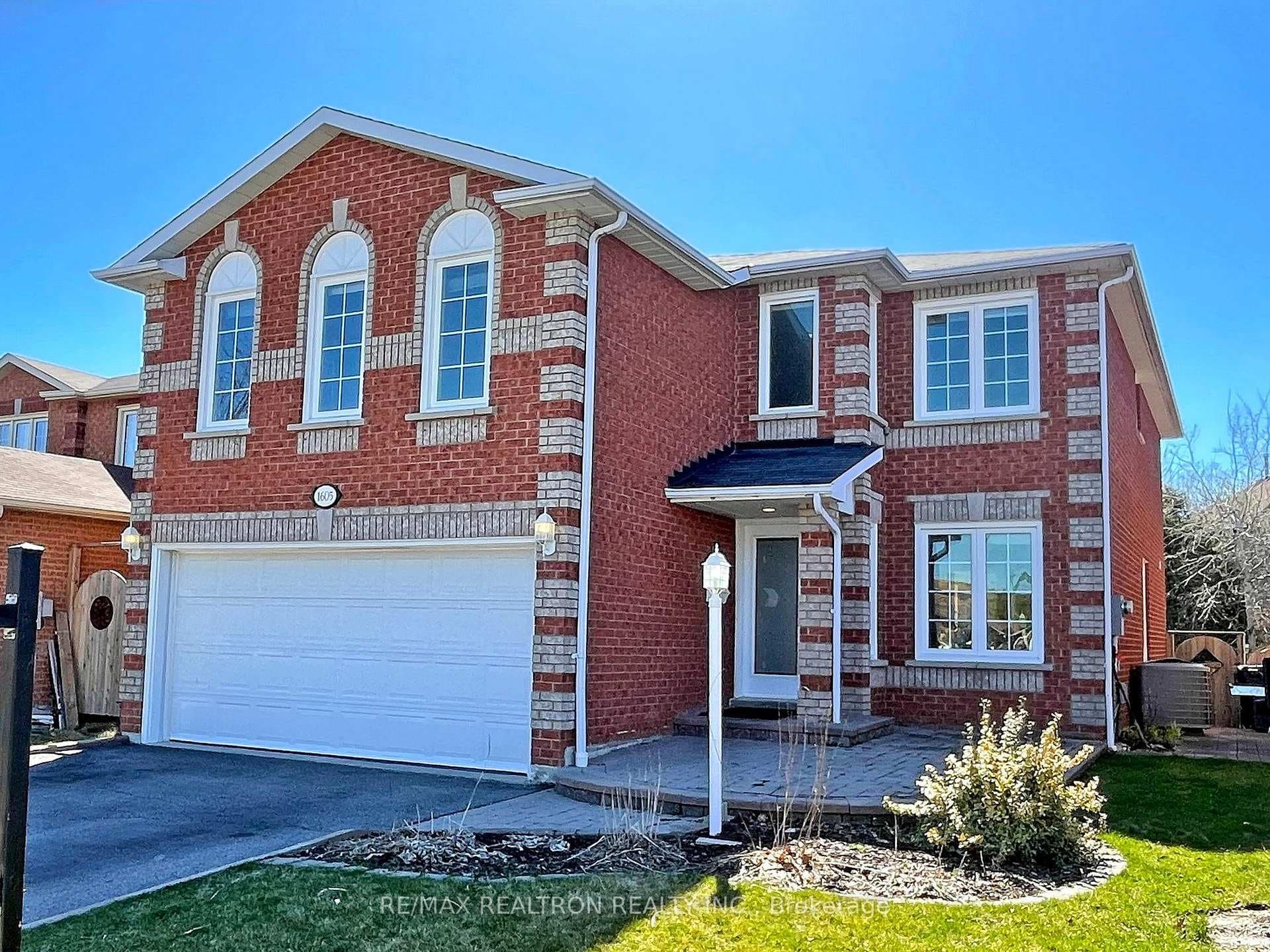 1605 Seguin Square photo 2