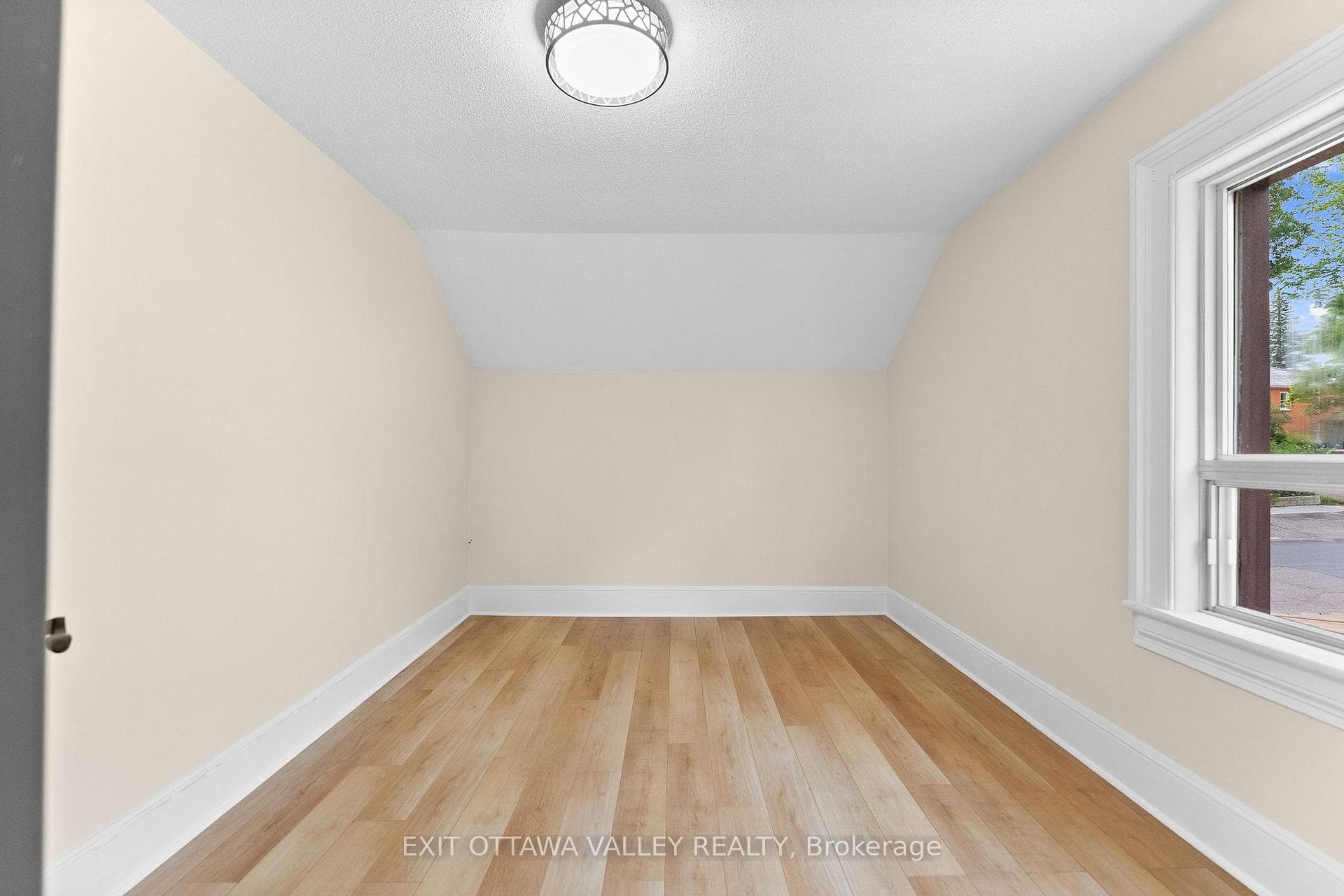 164 Maple Avenue photo 21