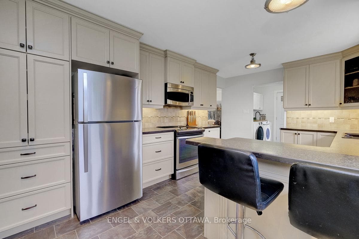 2963 Roger Stevens Drive photo 13