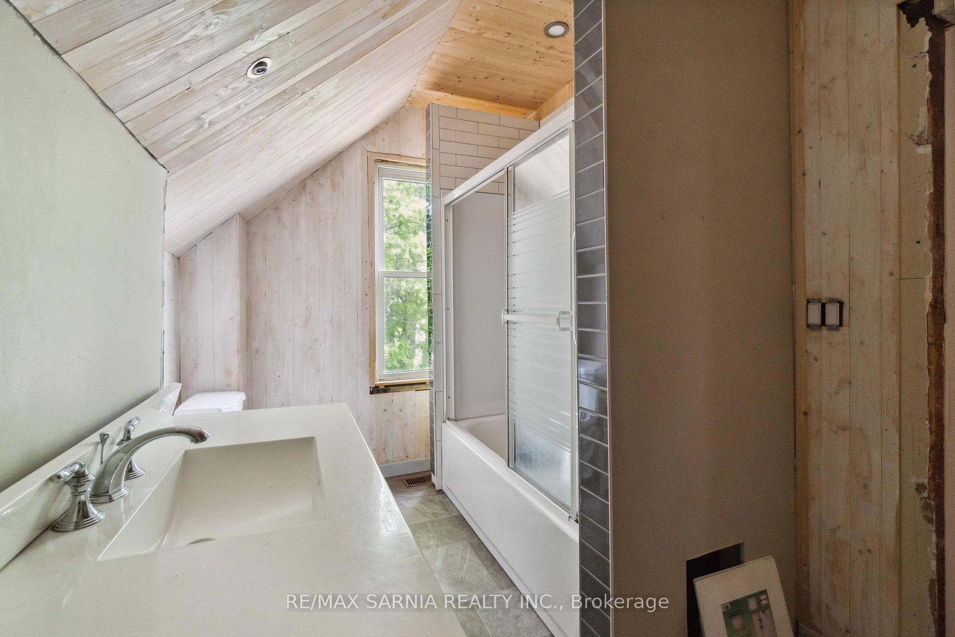 2nd floor Bathroom