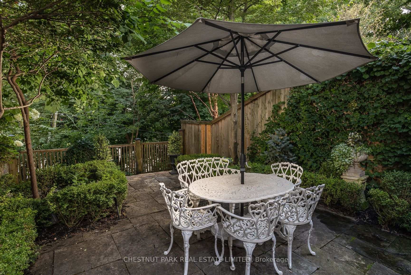 109 Roxborough Street photo 36