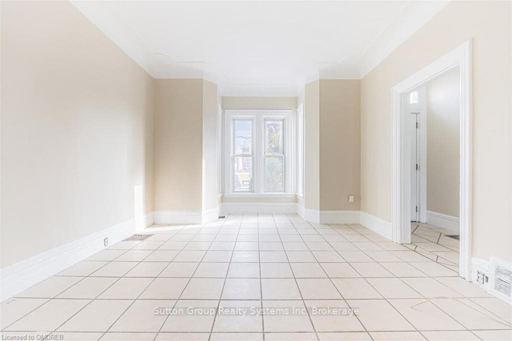 255 WENTWORTH Street photo 4