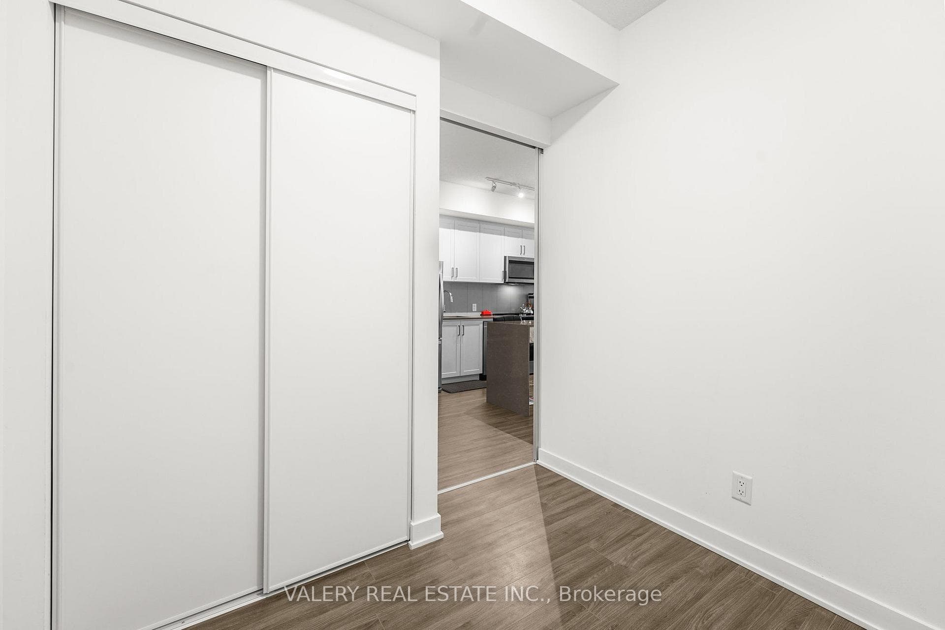 681 Yonge Street Unit 615 photo 8