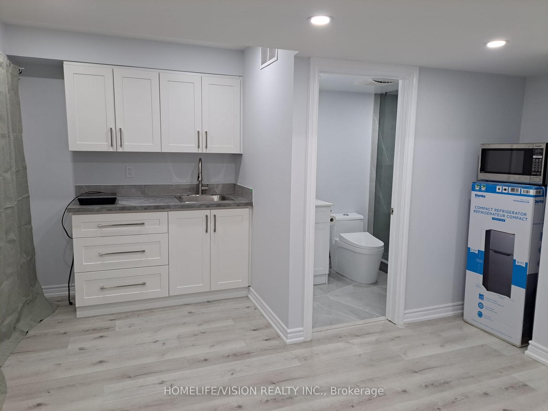 98 Highgate Drive Unit Lower photo 3