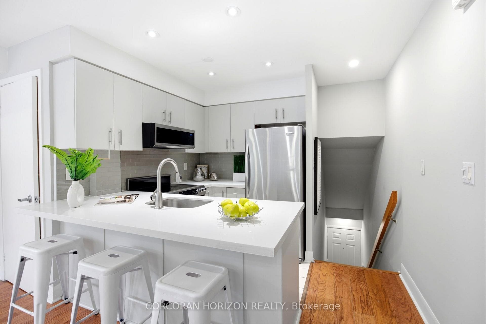 415 Jarvis Street Unit 301 photo 10
