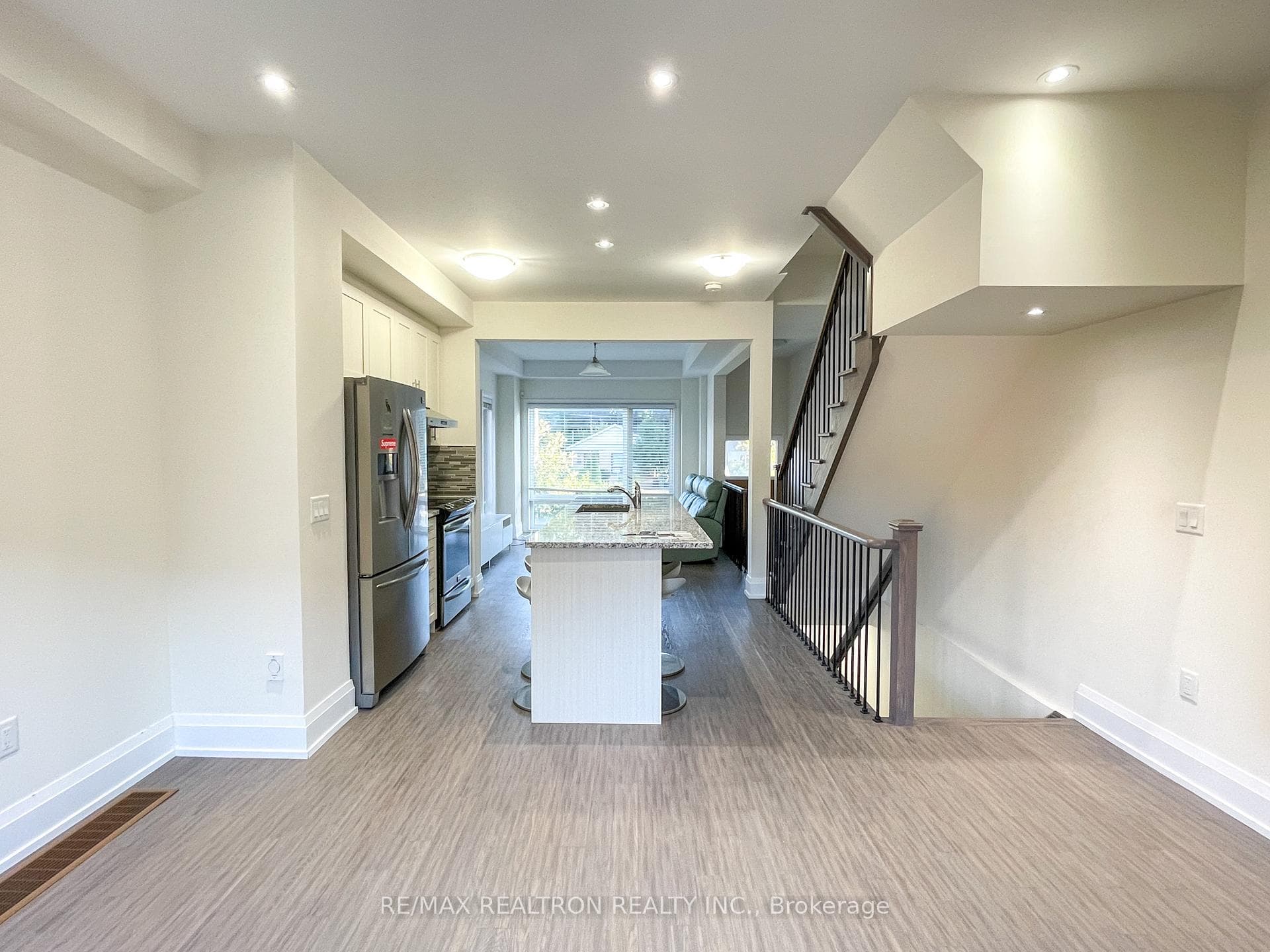 254 Finch Avenue photo 9