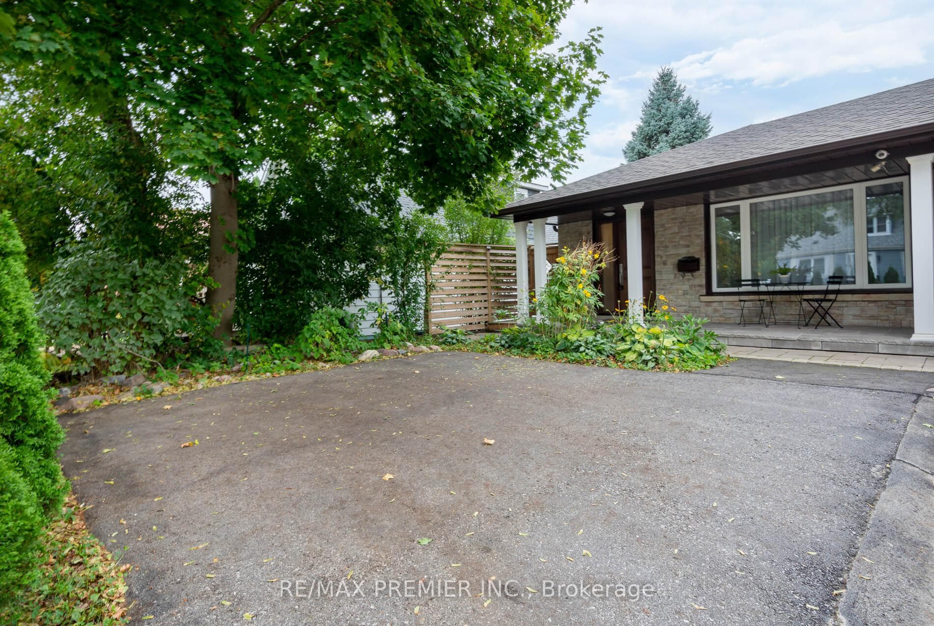 110 Clarence Street photo 2