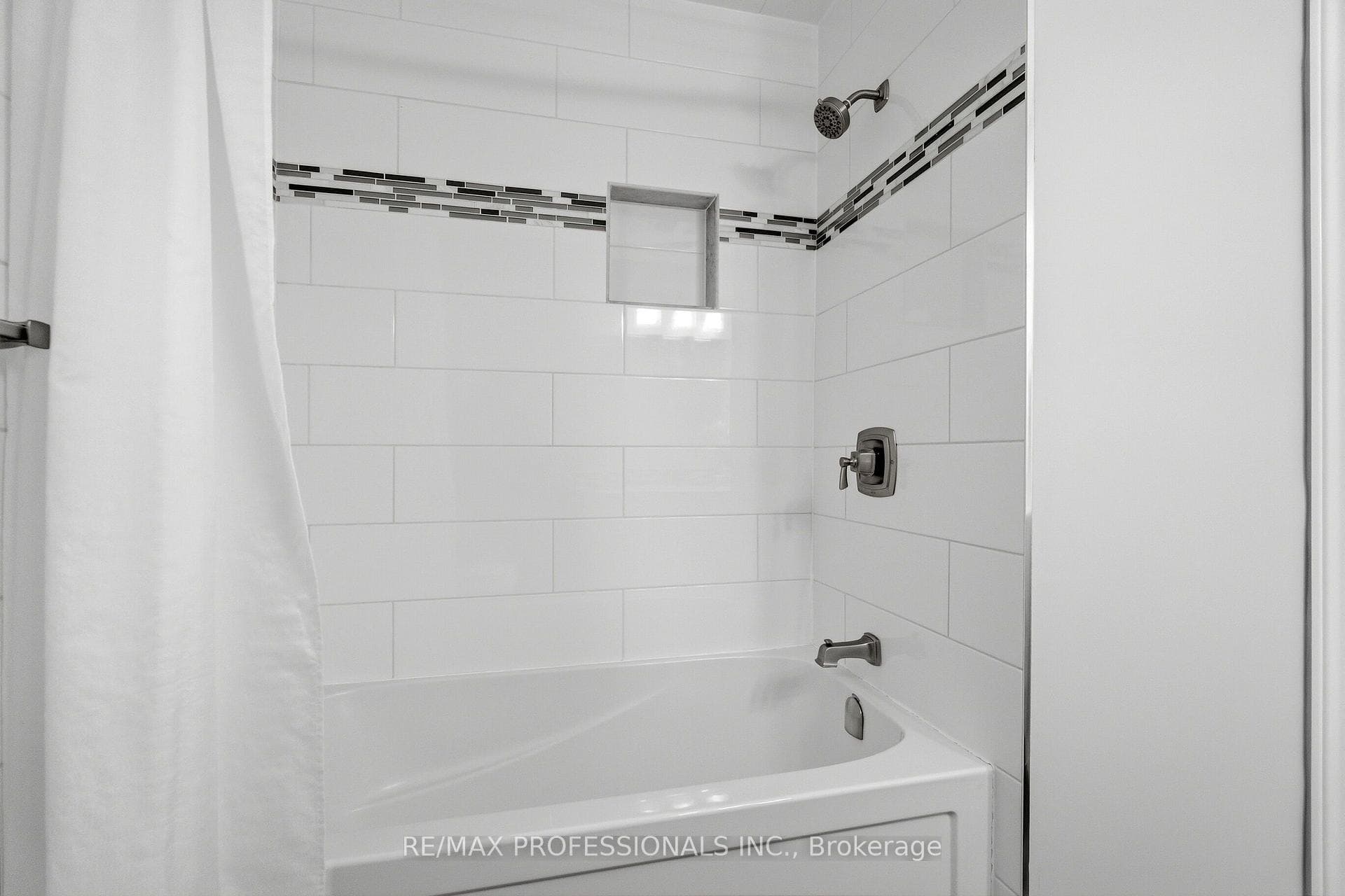 Main Upper Bathroom Tub/Shower