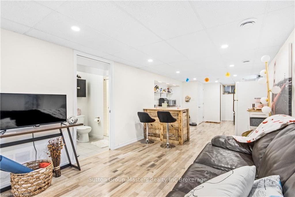 4 BARCLAY Road photo 23