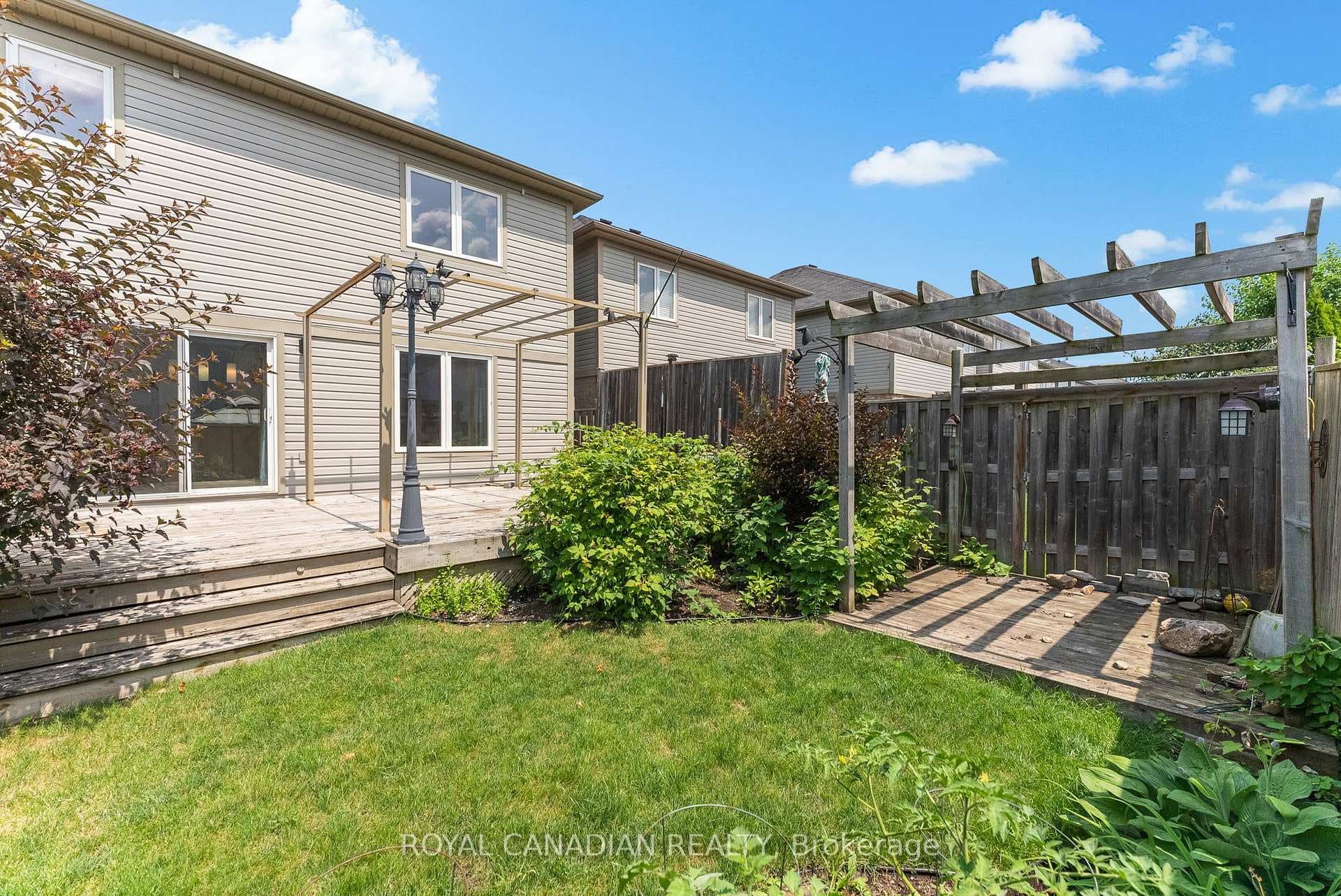 74 Donlevy Crescent photo 29