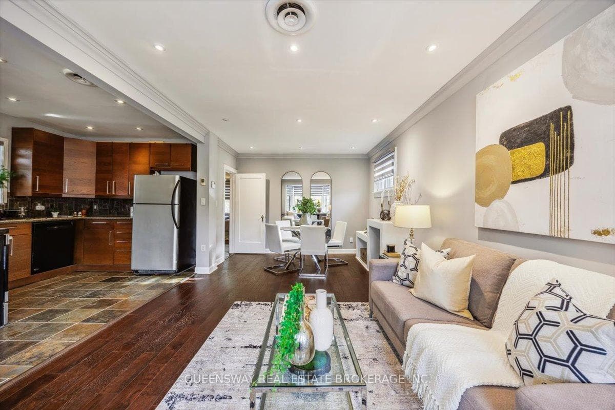 1267 Kingston Road photo 4