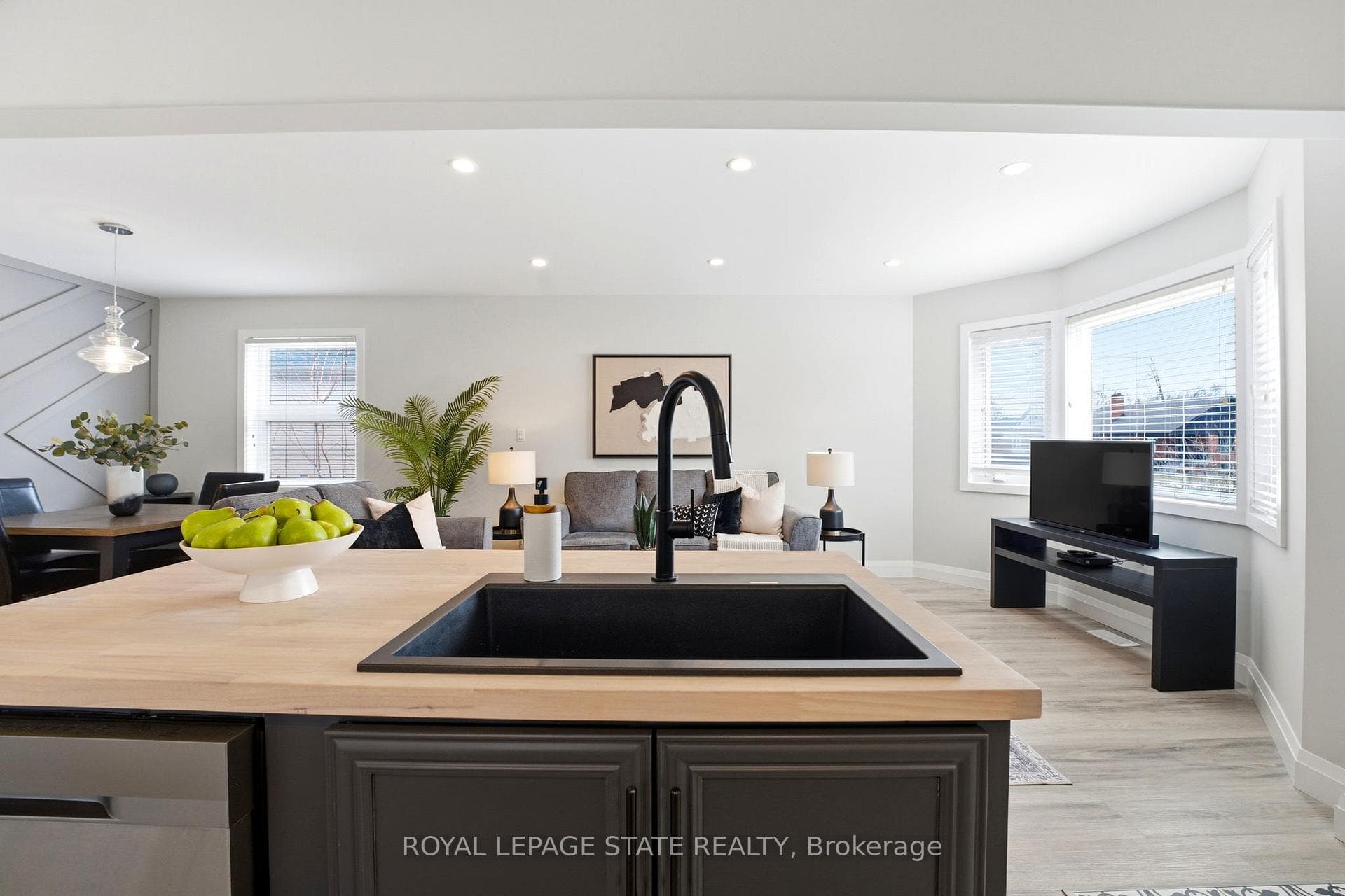 957 Queensdale Avenue photo 10