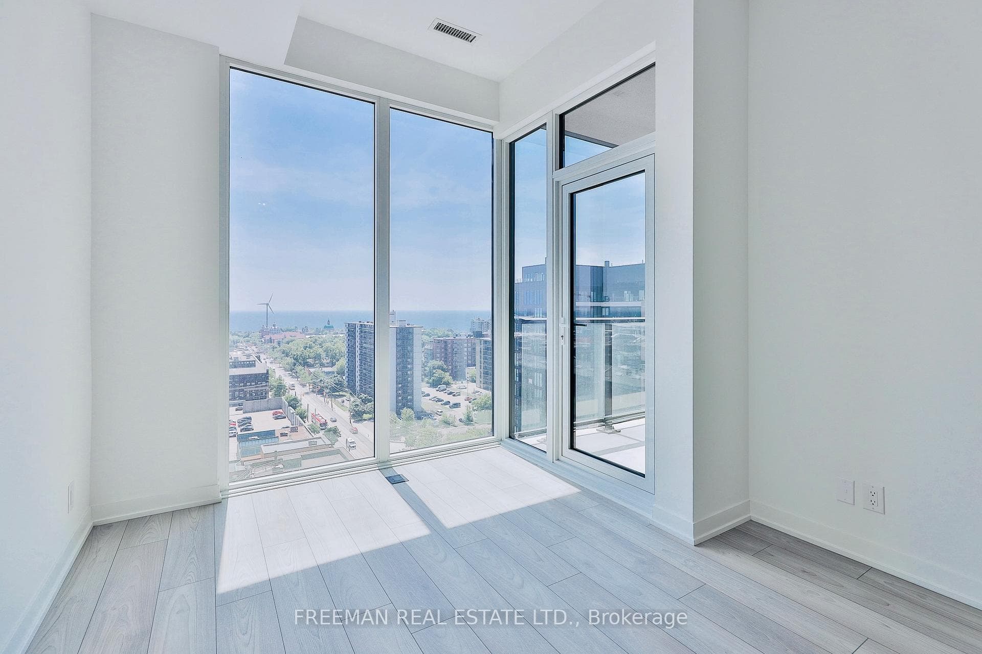 285 Dufferin Street Unit 1314 photo 2