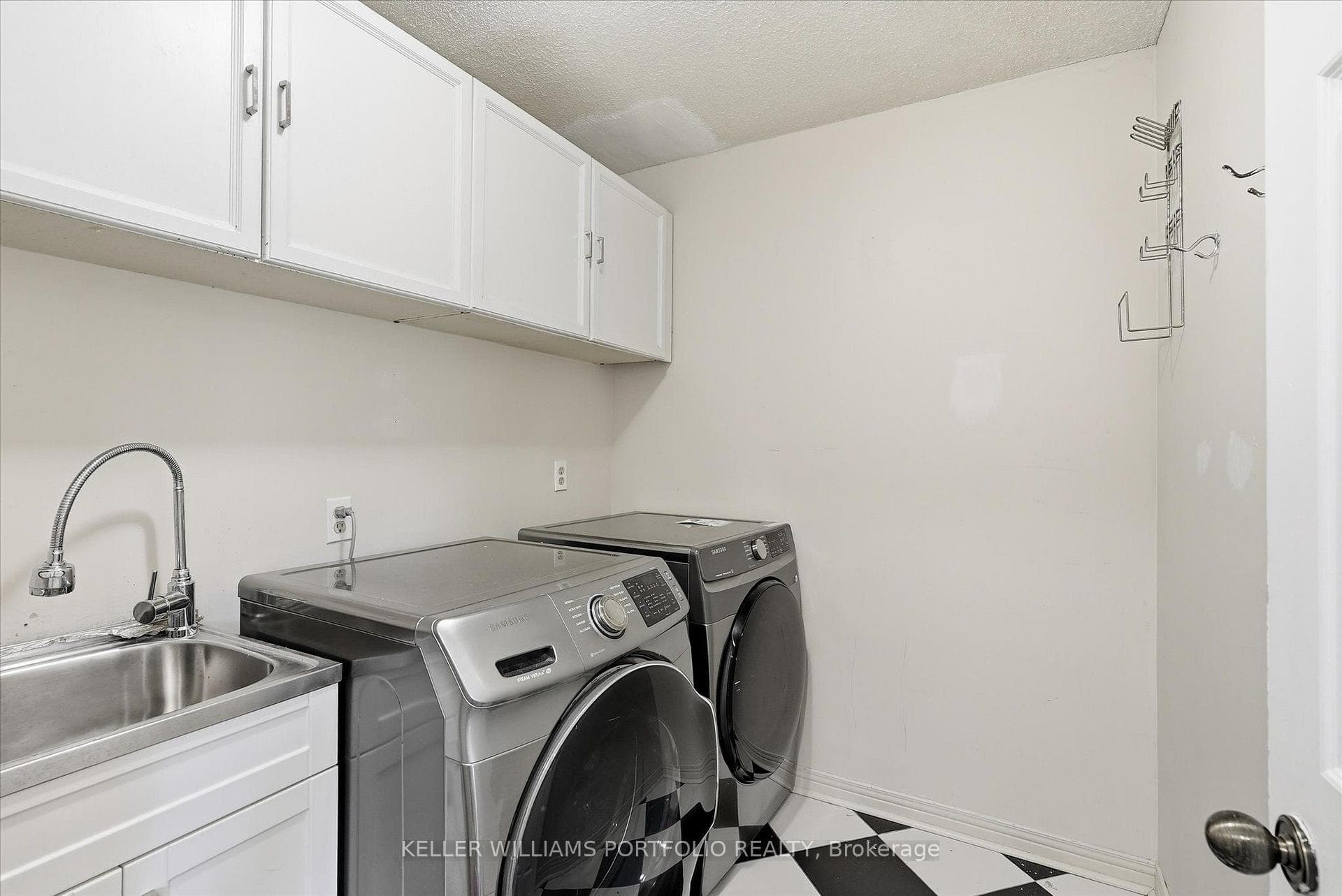 73 Jessica Gardens photo 17