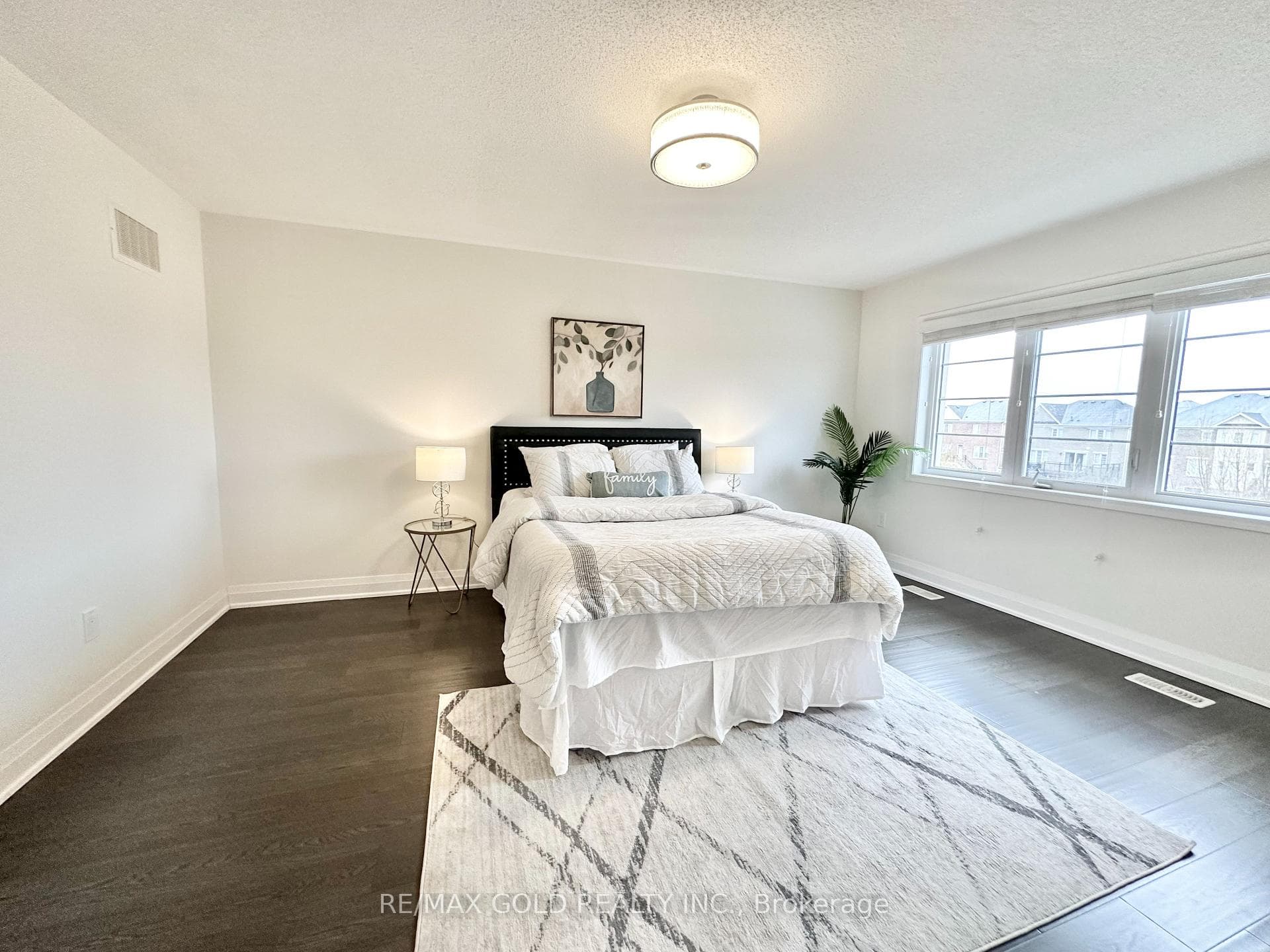 1230 Duignan Crescent photo 22