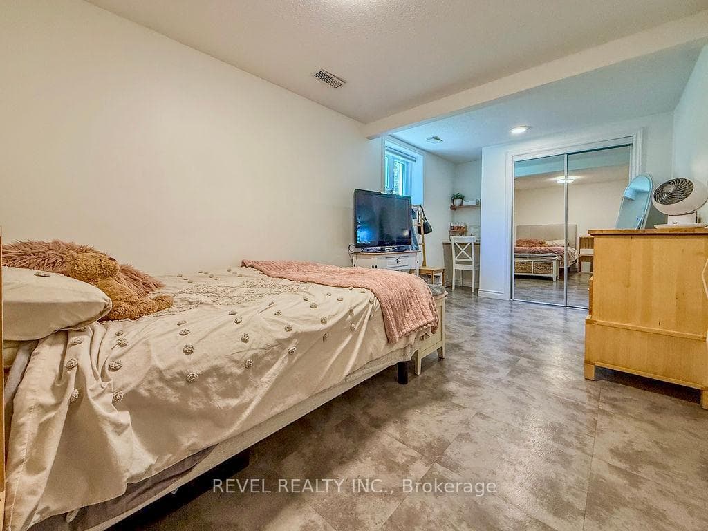 256 Bonaventure Drive photo 37