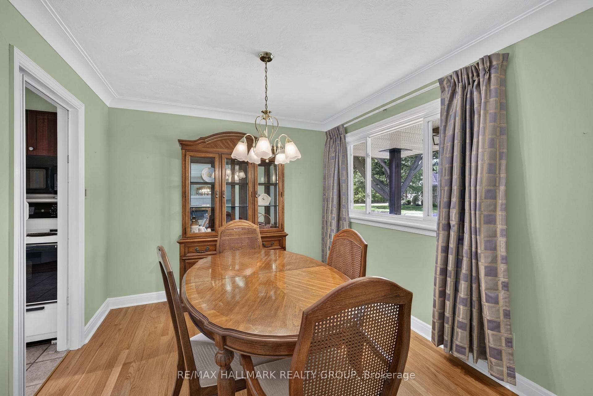 859 Duberry Street photo 7