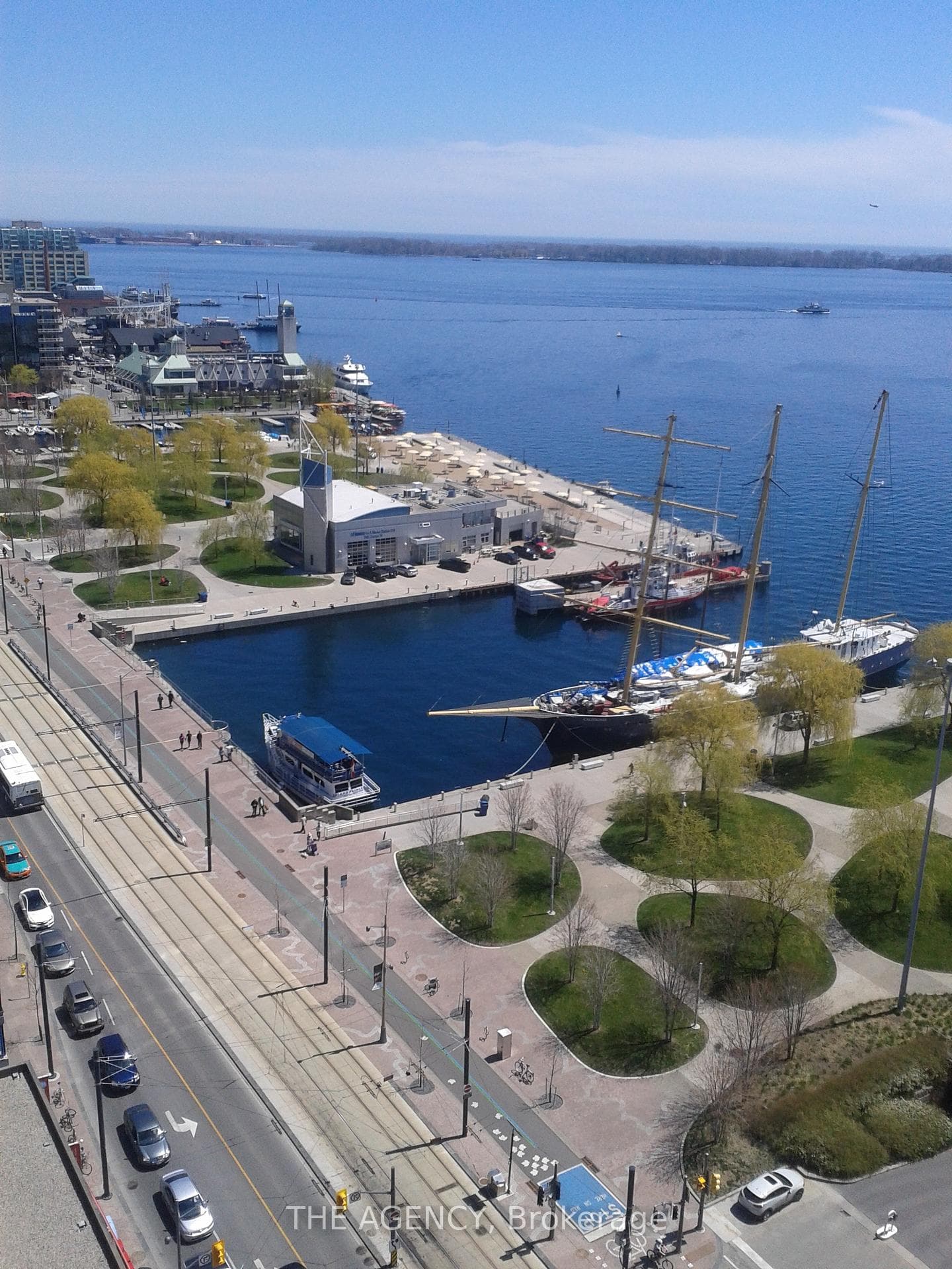 410 Queens Quay Unit 605 photo 32