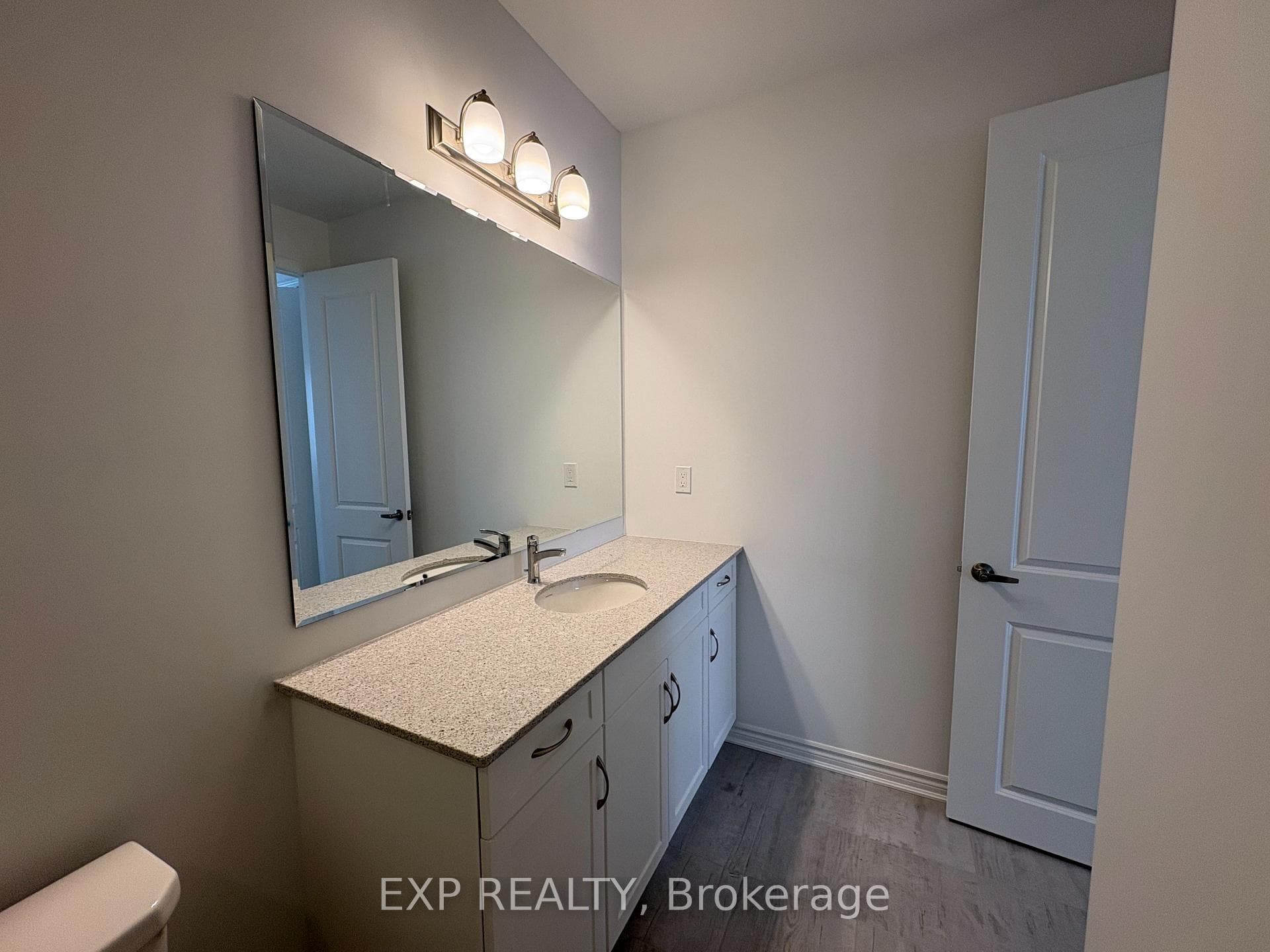1344 Hearns Place photo 15