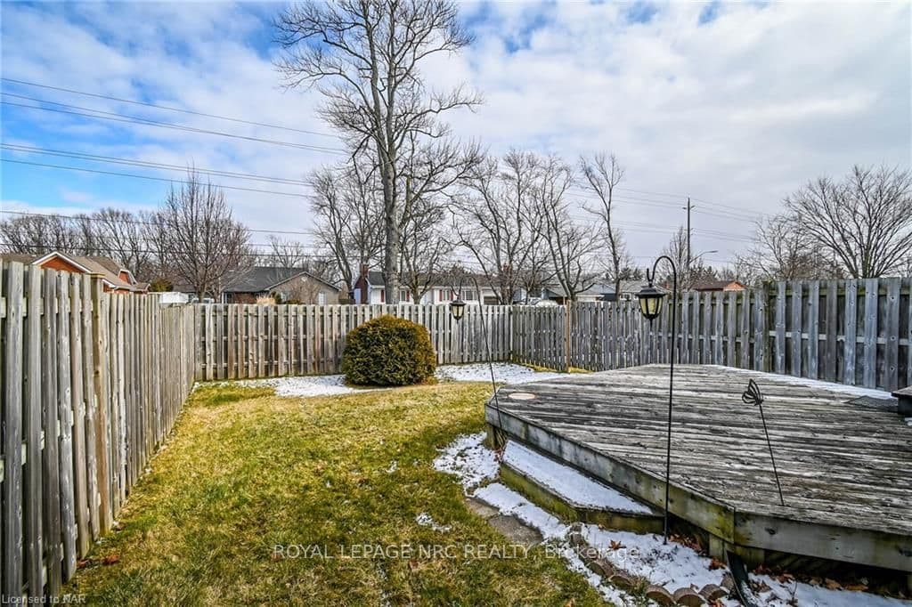 This backyard is so cute! Enough space for hanging
