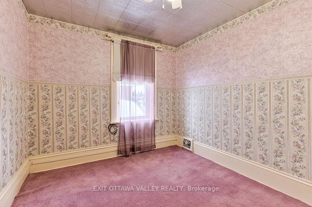 415 Trafalgar Road photo 23