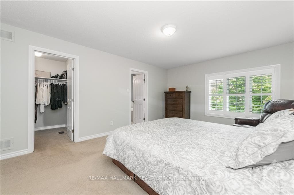 299 WAYMARK Crescent photo 18