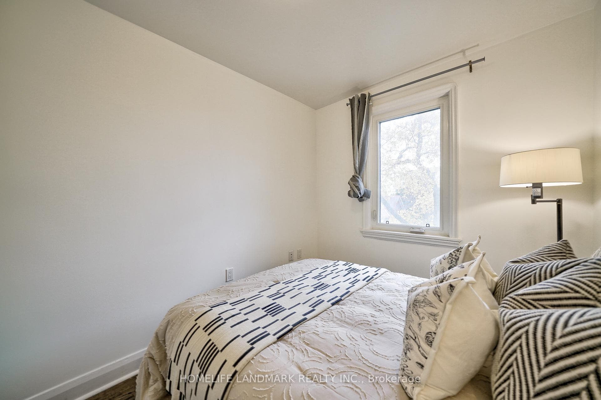 418 Davenport Road photo 20